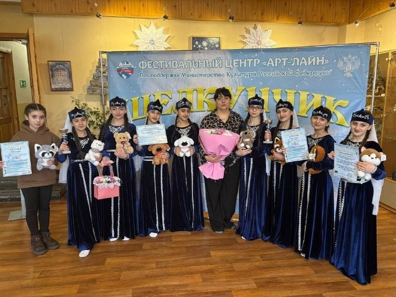 🌟Поздравляем Элен Барсегян (3Г класс) и Кармелу Барсегян (6Г класс)! Девочки в составе ансамбля наро