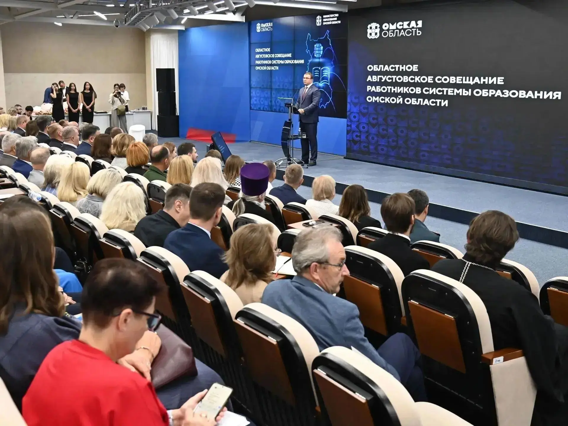 ☑️ Виталий Хоценко: С 1 сентября зарплаты педагогов в Омской области вырастут на 7,6%