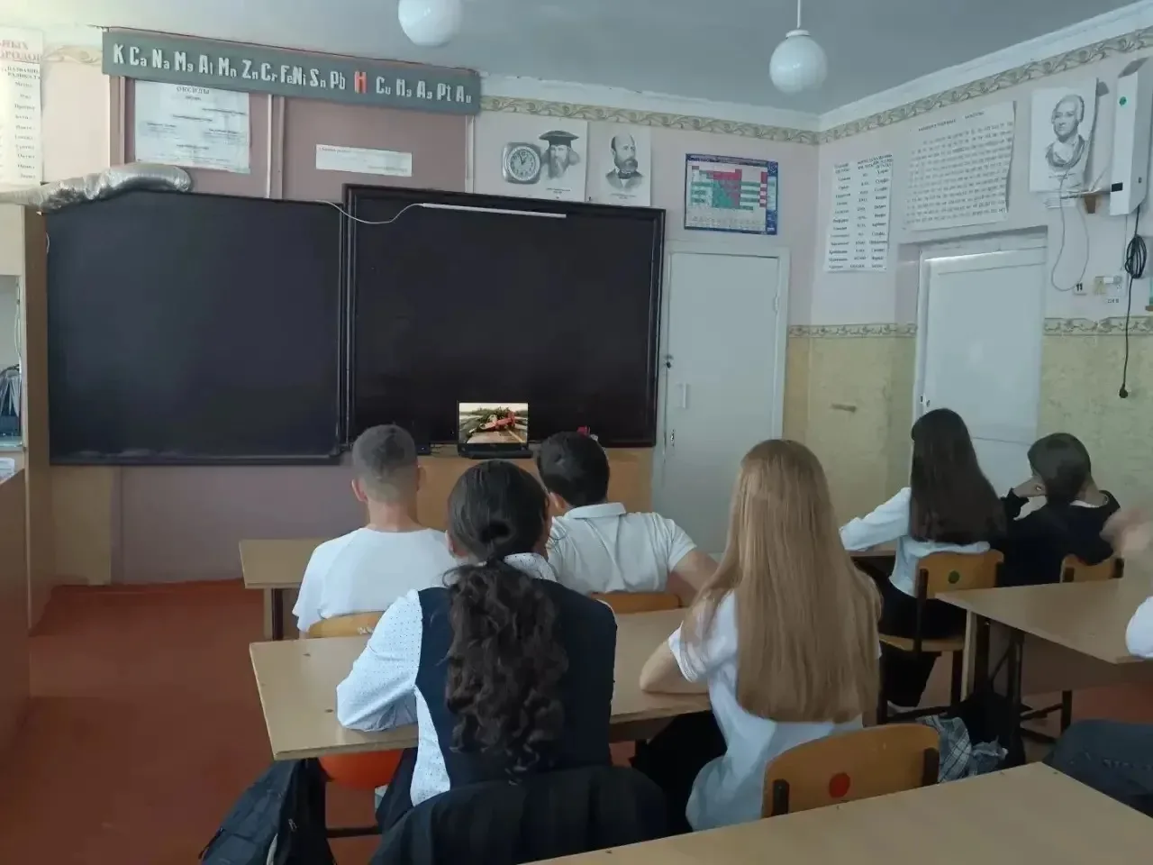 В нашей школе в мае проходит уникальный цикл кинопоказов под названием "Потомки победит...