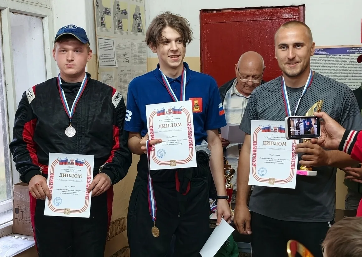 Тверские пилоты подтвердили лидерство в ЦФО по водно-моторному спорту 🏆

Хозяева стали победителями