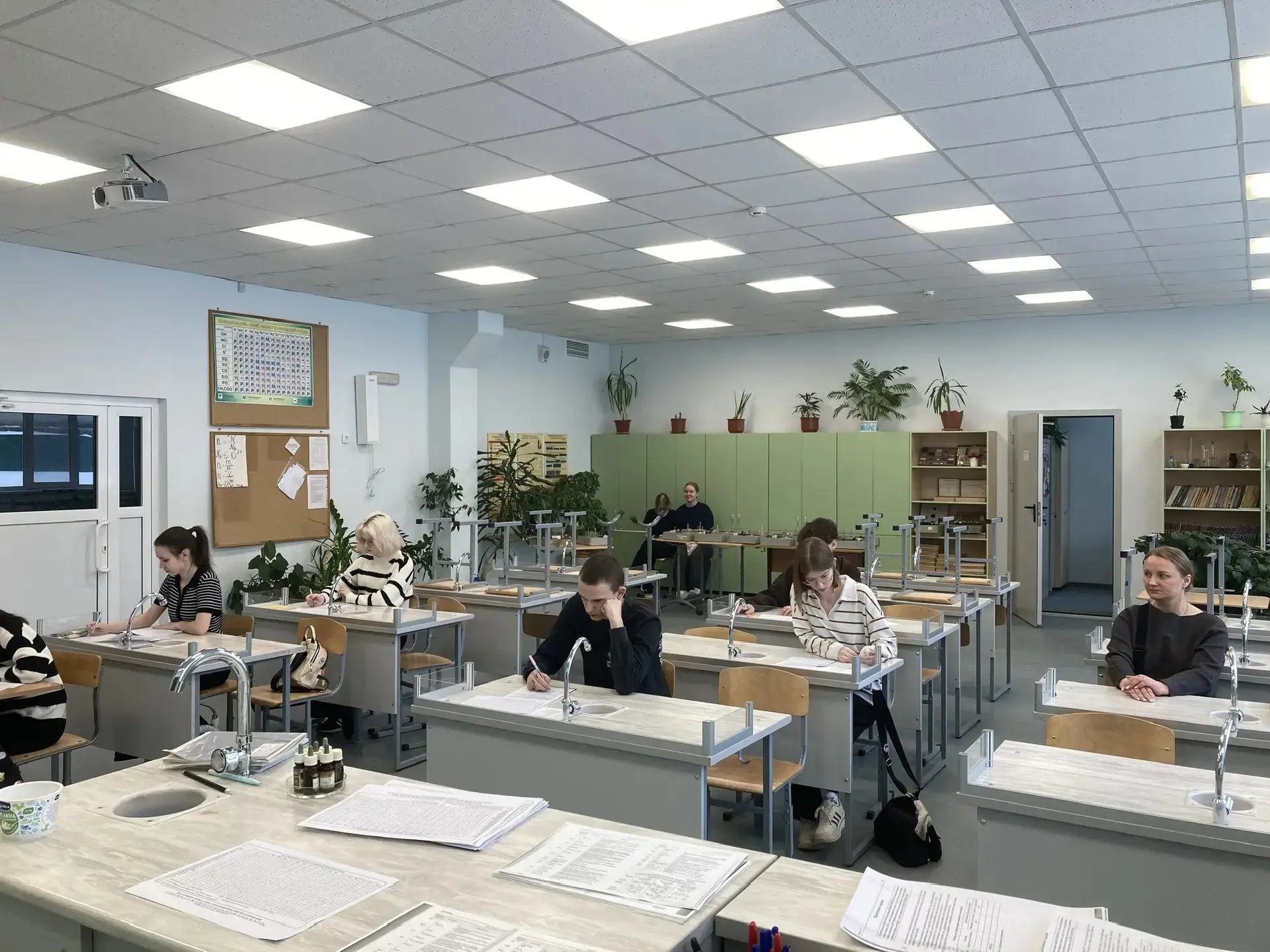 Сегодня в корпусе 3 состоялся день открытых дверей! Родители 9, 11 классов посетили занятия и родите