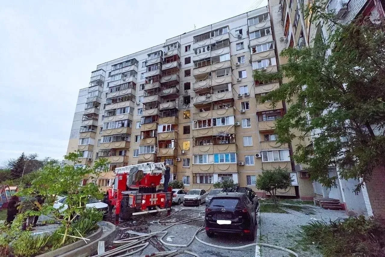 БПЛА противника атаковал многоквартирный дом практически в центре Белгорода. На данный момент количе