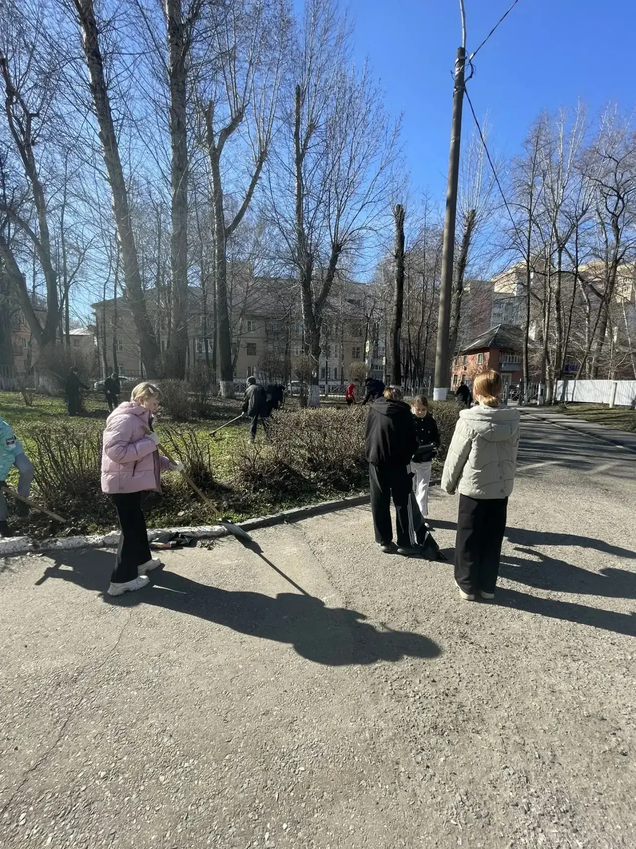 🧹 Субботник — дело доброе и нужное!  Второй день в 1 и 2 корпусе нашей школы все дружно выходят  на 