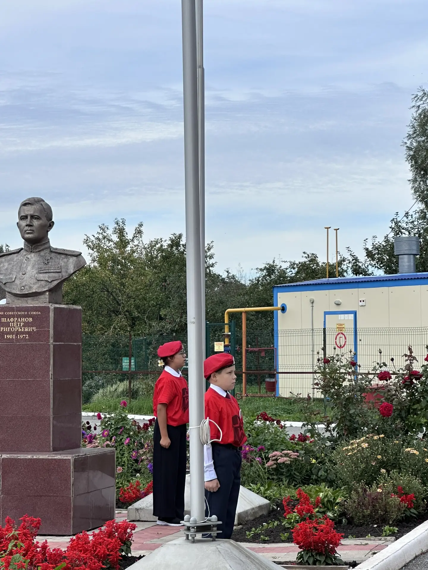 Начало новой учебной недели в МБОУ «Больше-Фроловская ООШ им. П.Г.Шафранова»✨