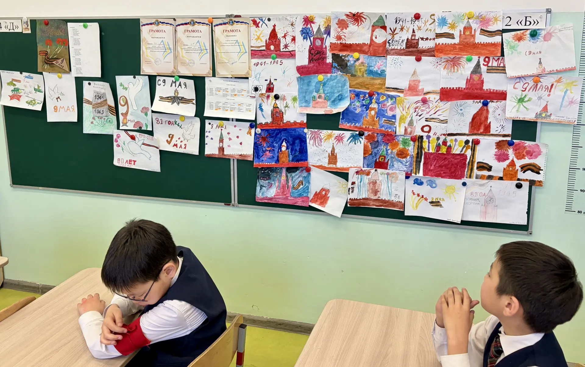 🧑‍🎨Конкурс рисунков ко Дню Победы!   Яркие и отвечающие теме рисунки украсили школьные кабинеты: выс