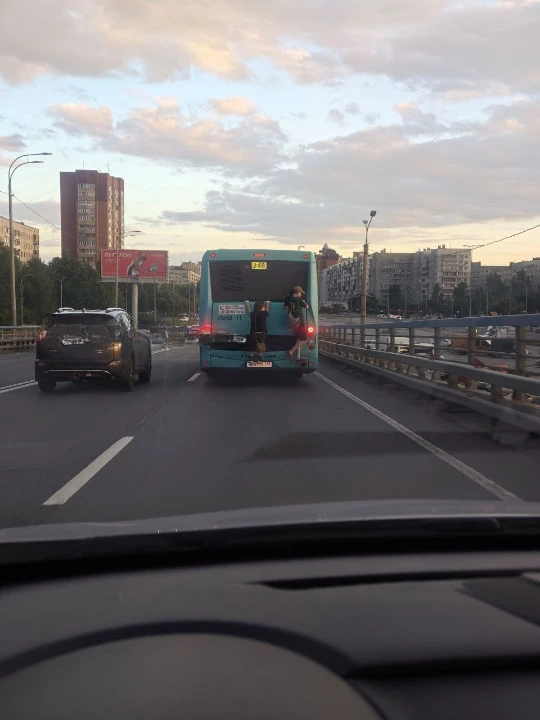 Очередное слабоумие без отваги. Зацепер сорвался с 237-го автобуса на Коломяжском путеп...