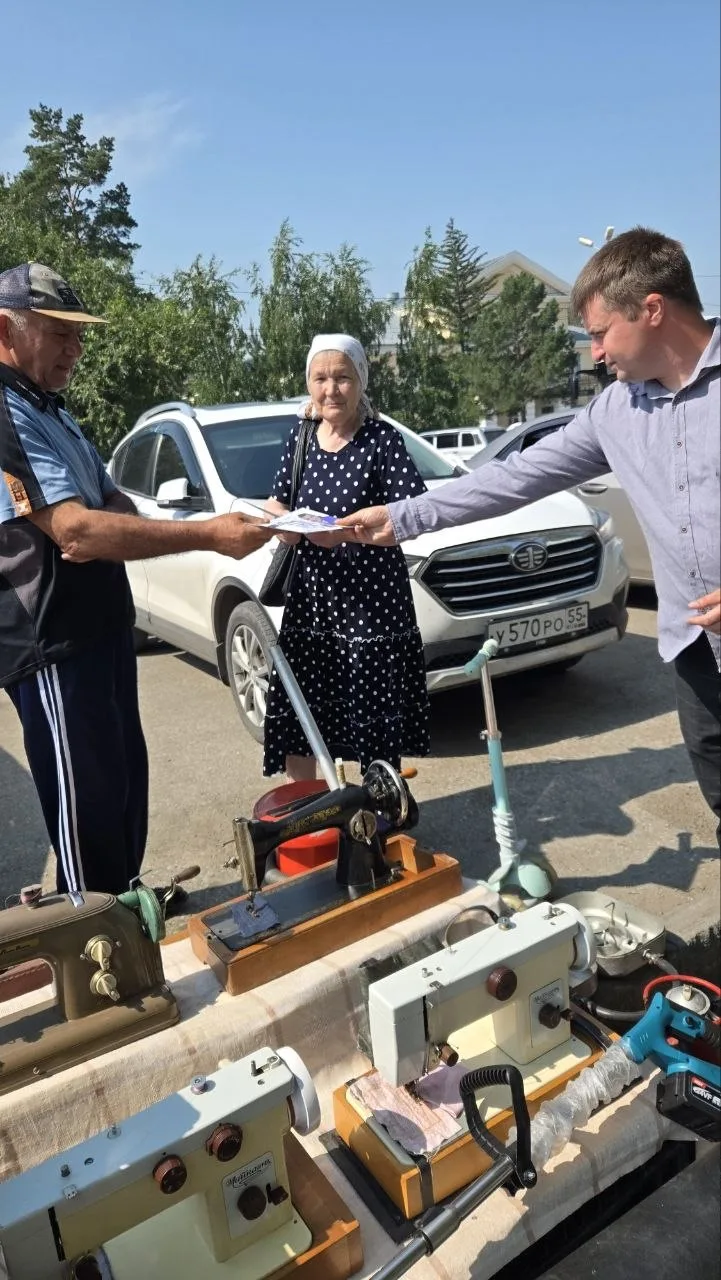 Андрей Черников провел встречу с жителями своего участка и раздал семена «Грядки ЛДПР» 🏡🌱

Для ЛДП