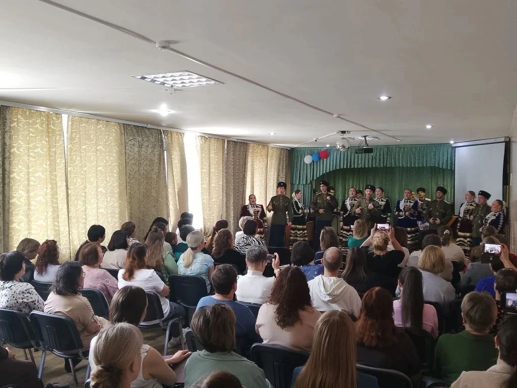 Сегодня артисты ансамбля «Забайкальские казаки» поздравили сотрудников реабилитационного центра «Спа