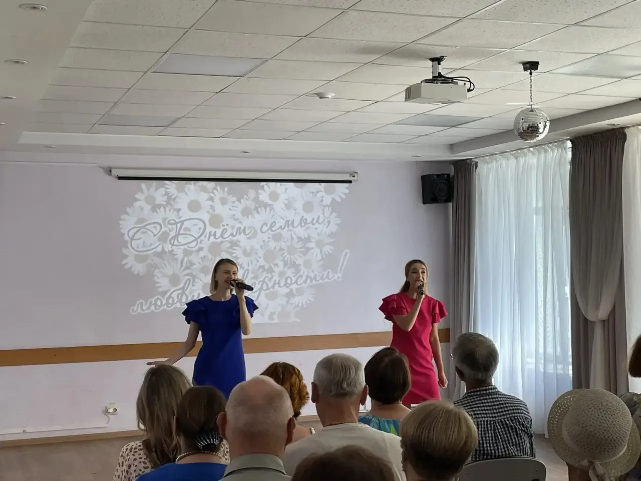 🌸Сегодня день чудесный и прекрасный –
Наполнен солнцем, светом и теплом,
Ведь в каждую семью приход