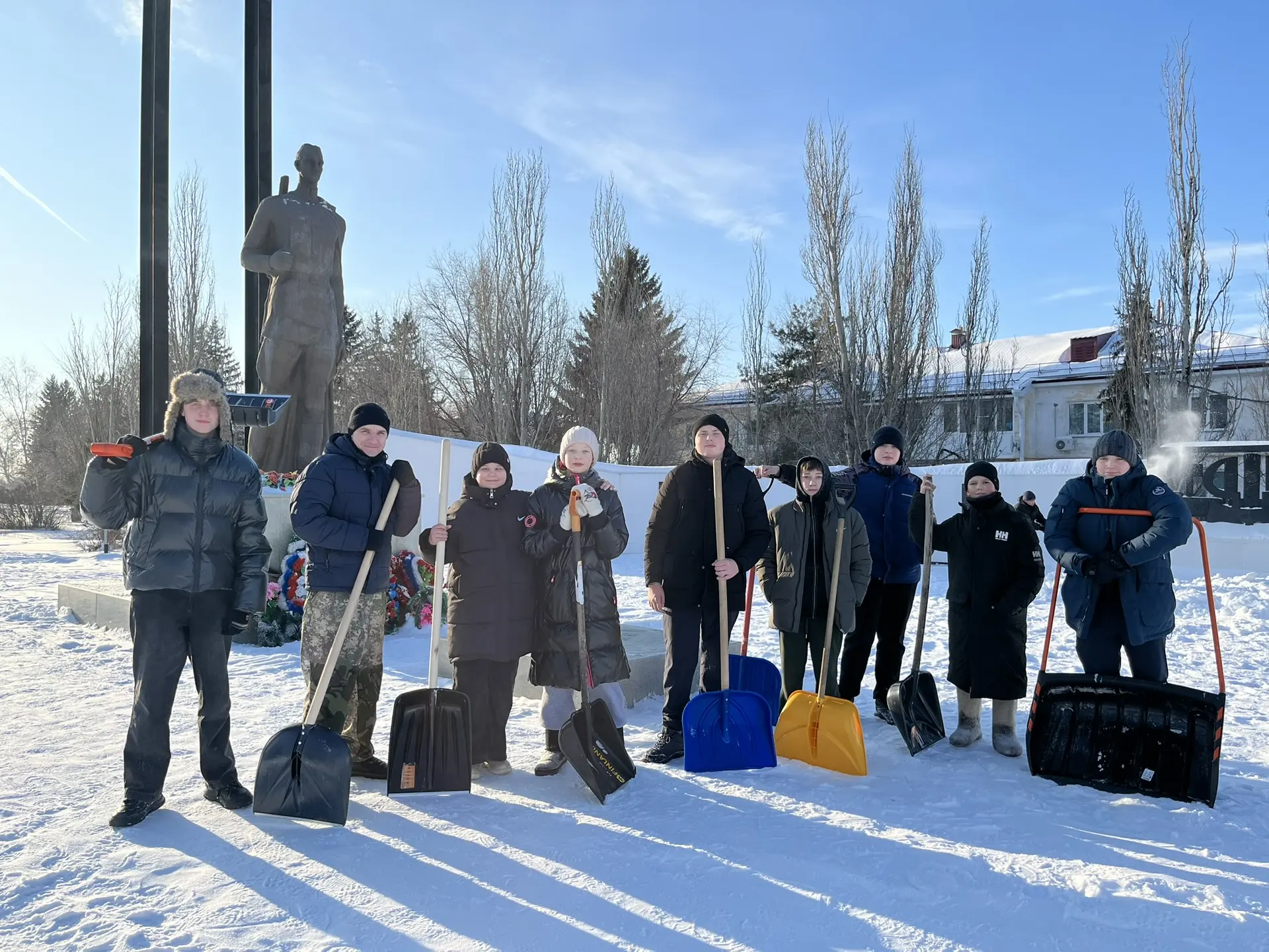 Сегодня снежный десант нашего волонтерского отряда "Луч" отправился на помощь в уборке ...