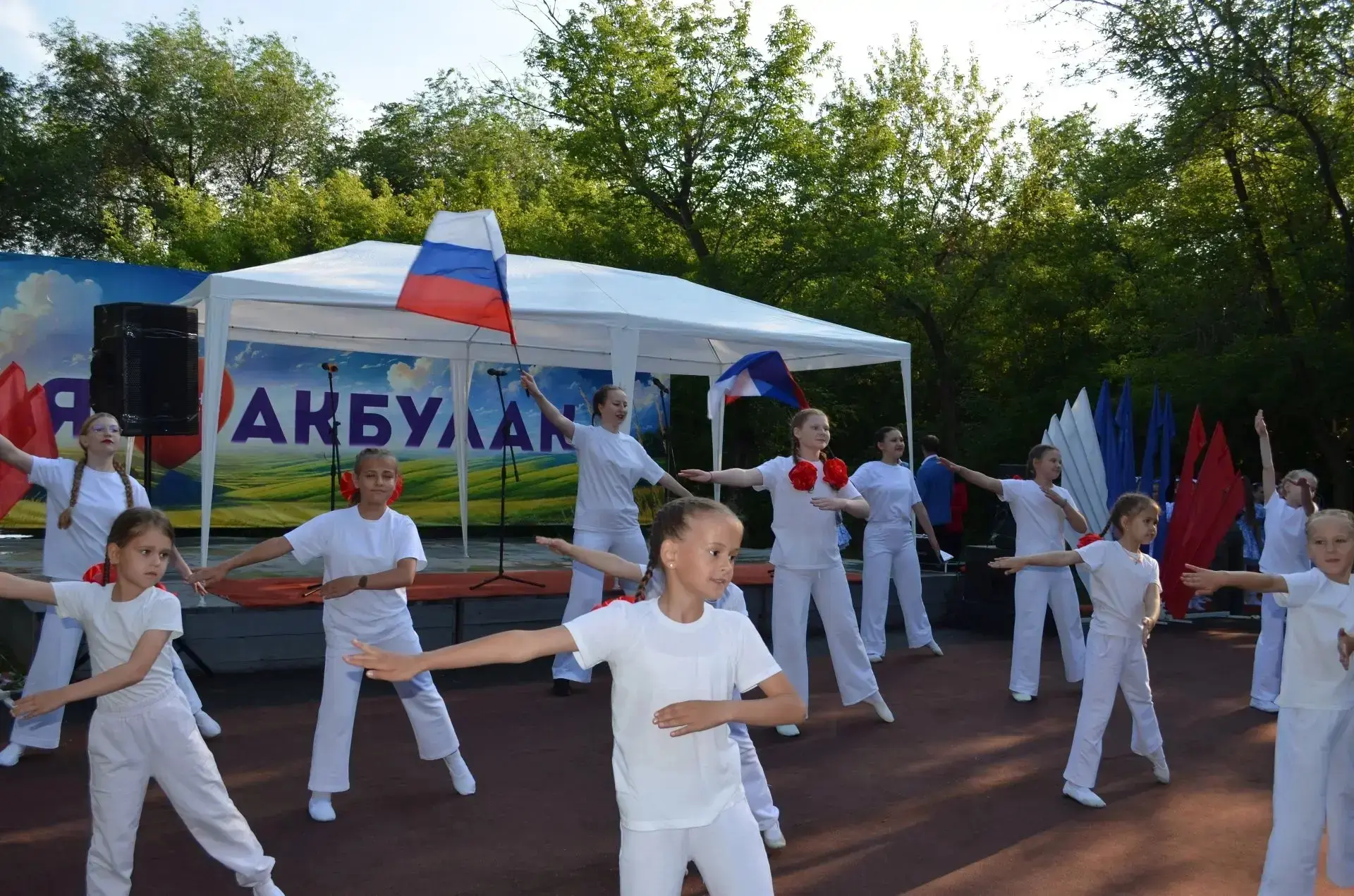 В честь Дня России состоялся яркий праздничный концерт. Мероприятие объединило жителей ...