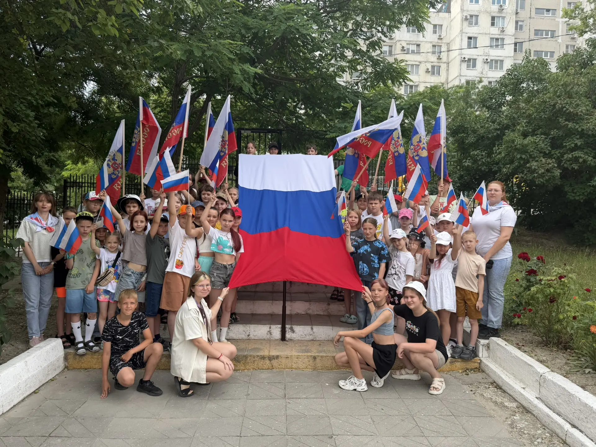 Я 🫶🏻 Россию! 

Ежегодно в школьных лагерях  накануне Дня России реализуется масштабная программа п