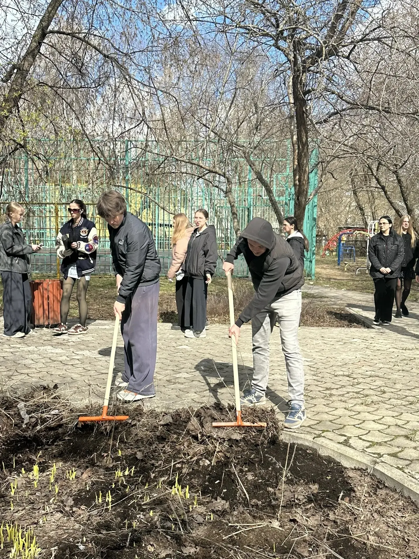 Школьный субботник: вместе мы можем всё! Весна в разгаре, и школьная территория ожила от дружной раб