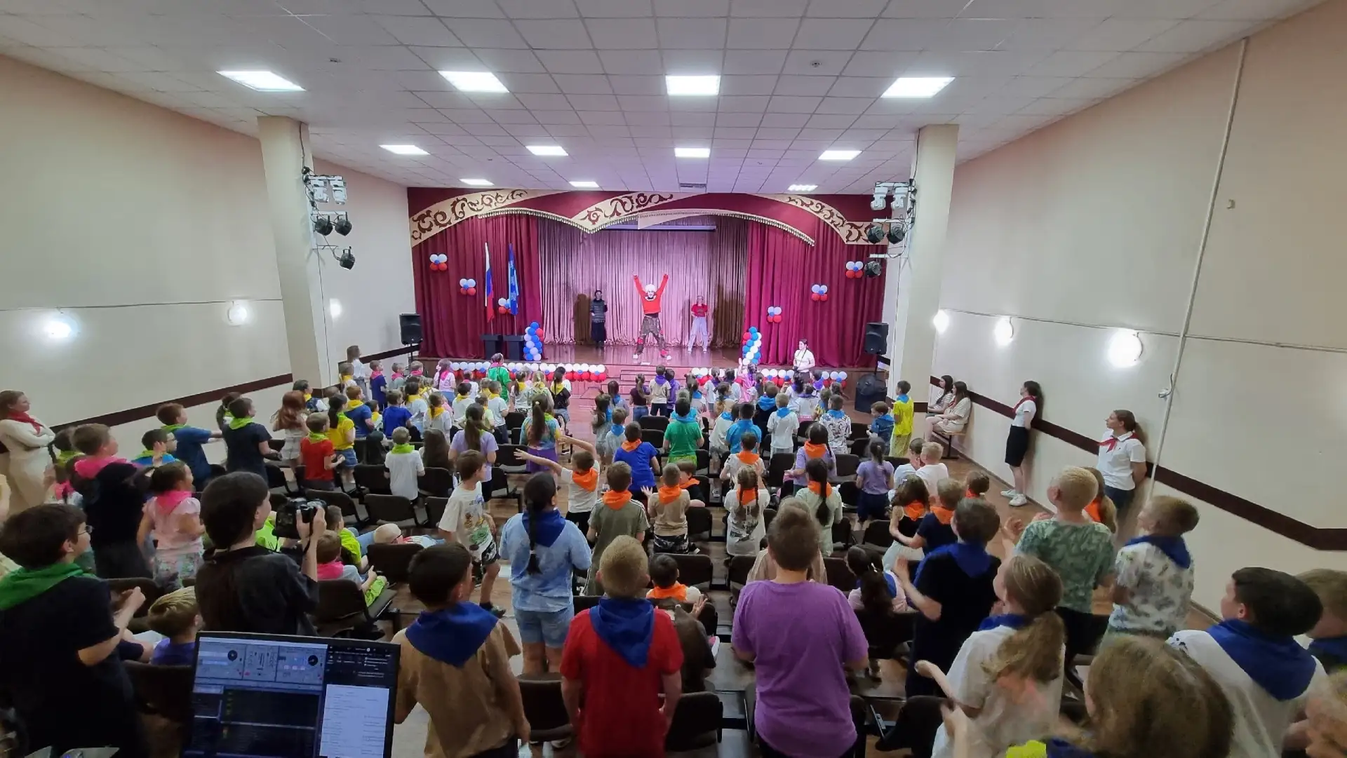 😀👍Продолжаем дарить радость ребятам в школьных лагерях. Летнее представление "Как Зануда лето полю