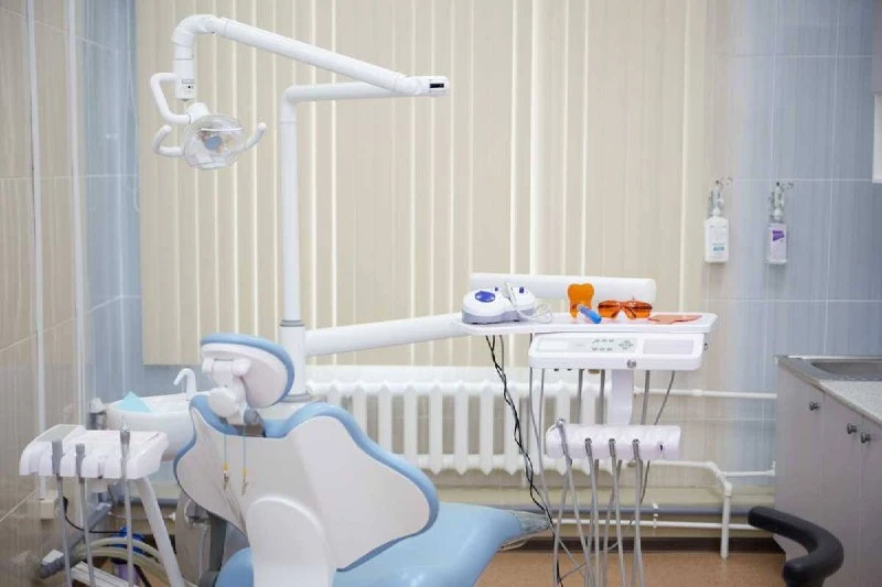 🦷 Омич лишился двух зубов после лечения в частной стоматологии
