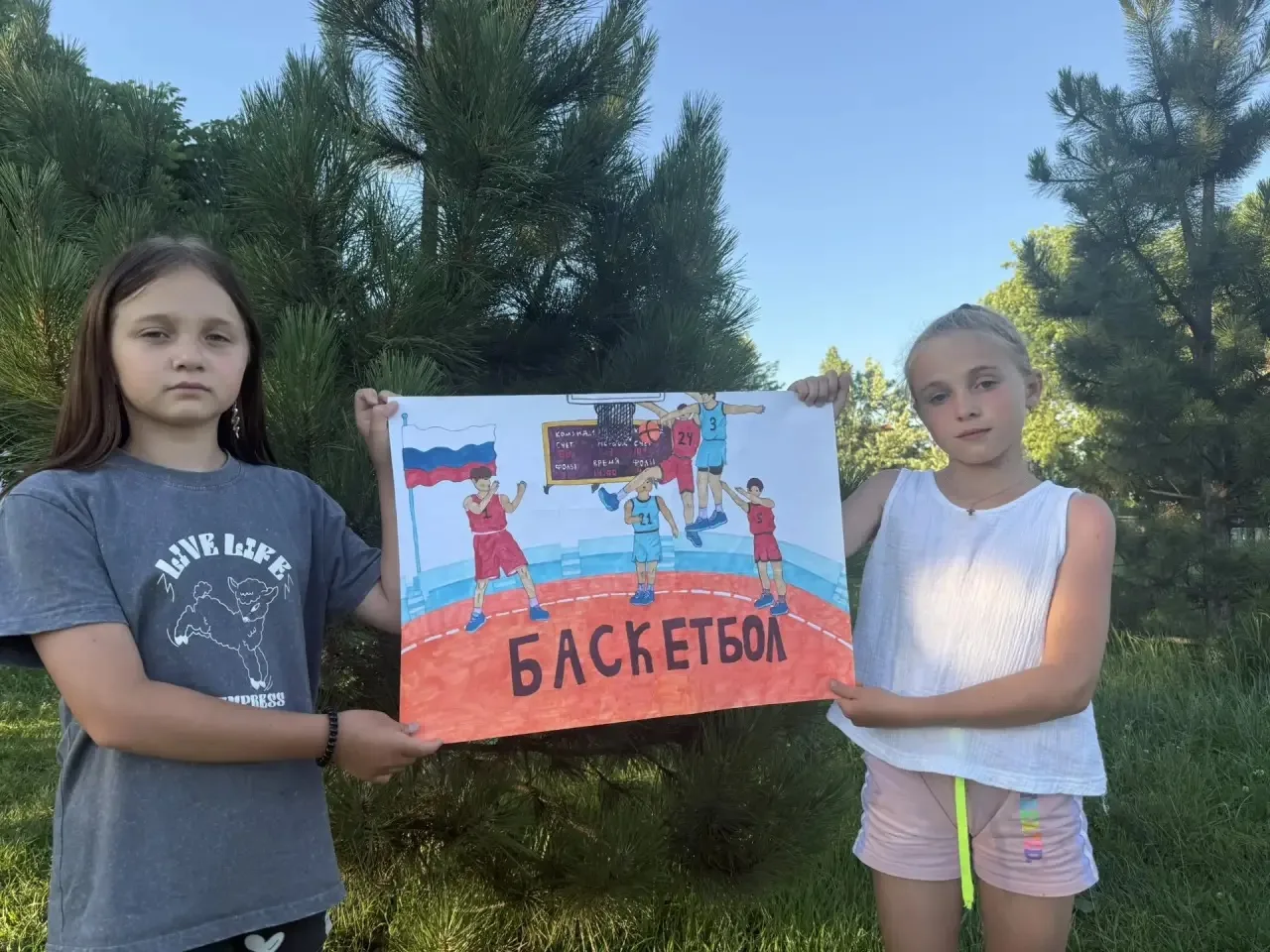 Какие же это эмоции! Громкие крики поддержки, напряжённые розыгрыши и счастливые улыбки. Пока одни о