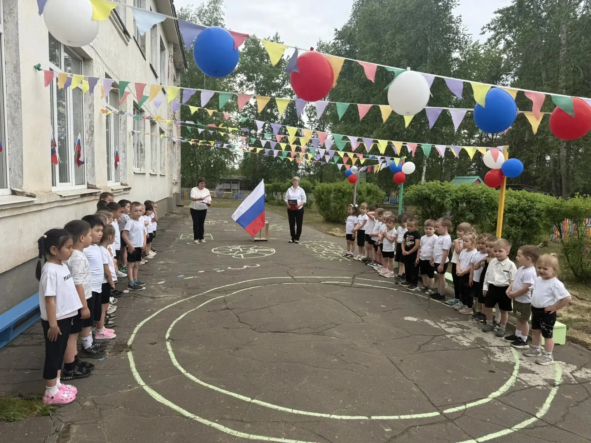 Сегодня на улице нашего сада прошёл праздничный День России. Дети читали стихи о Родине, воспитатели