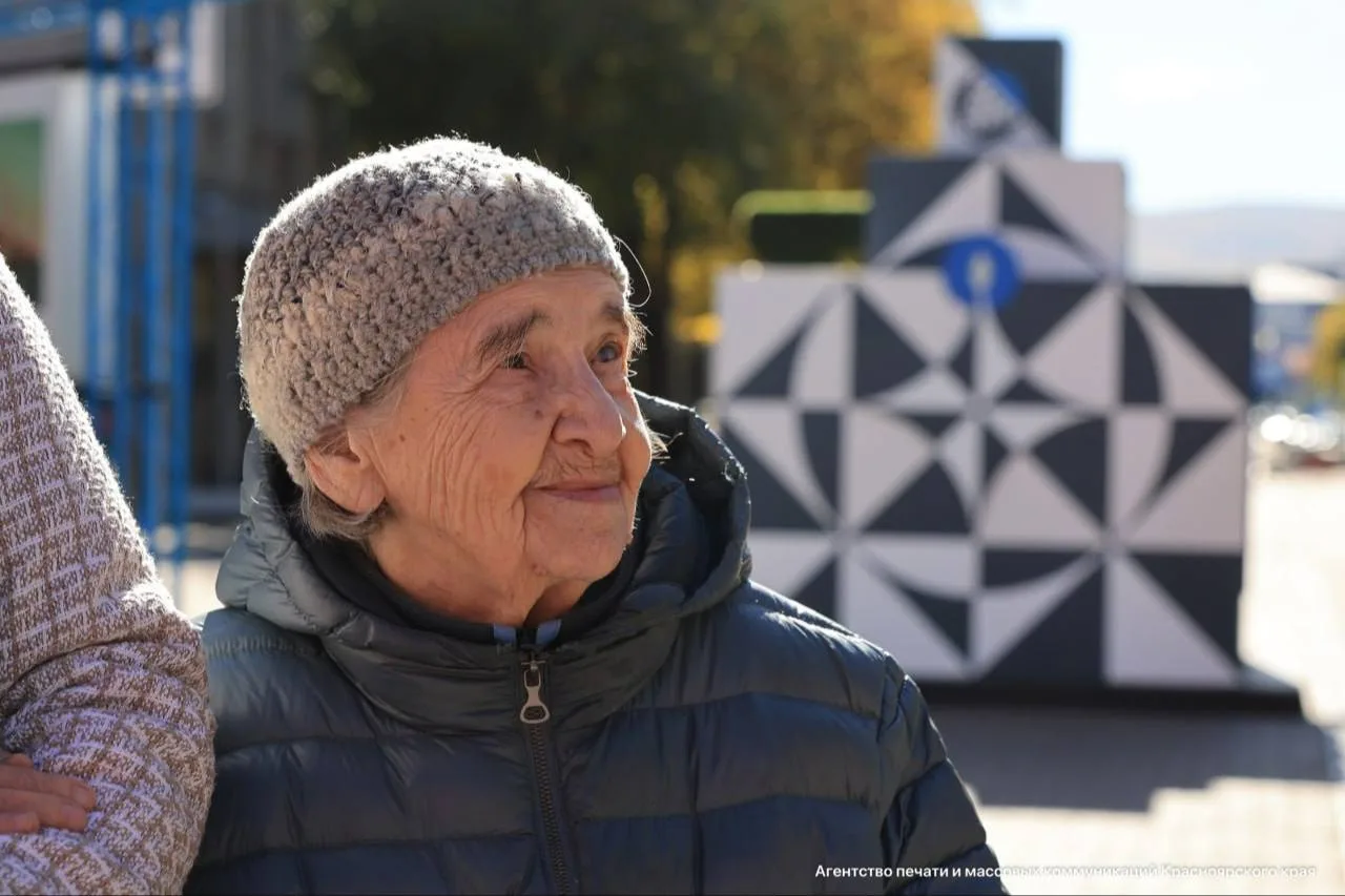 🖌Вдова Андрея Поздеева пришла на уличную выставку в Красноярске к его 100-летию