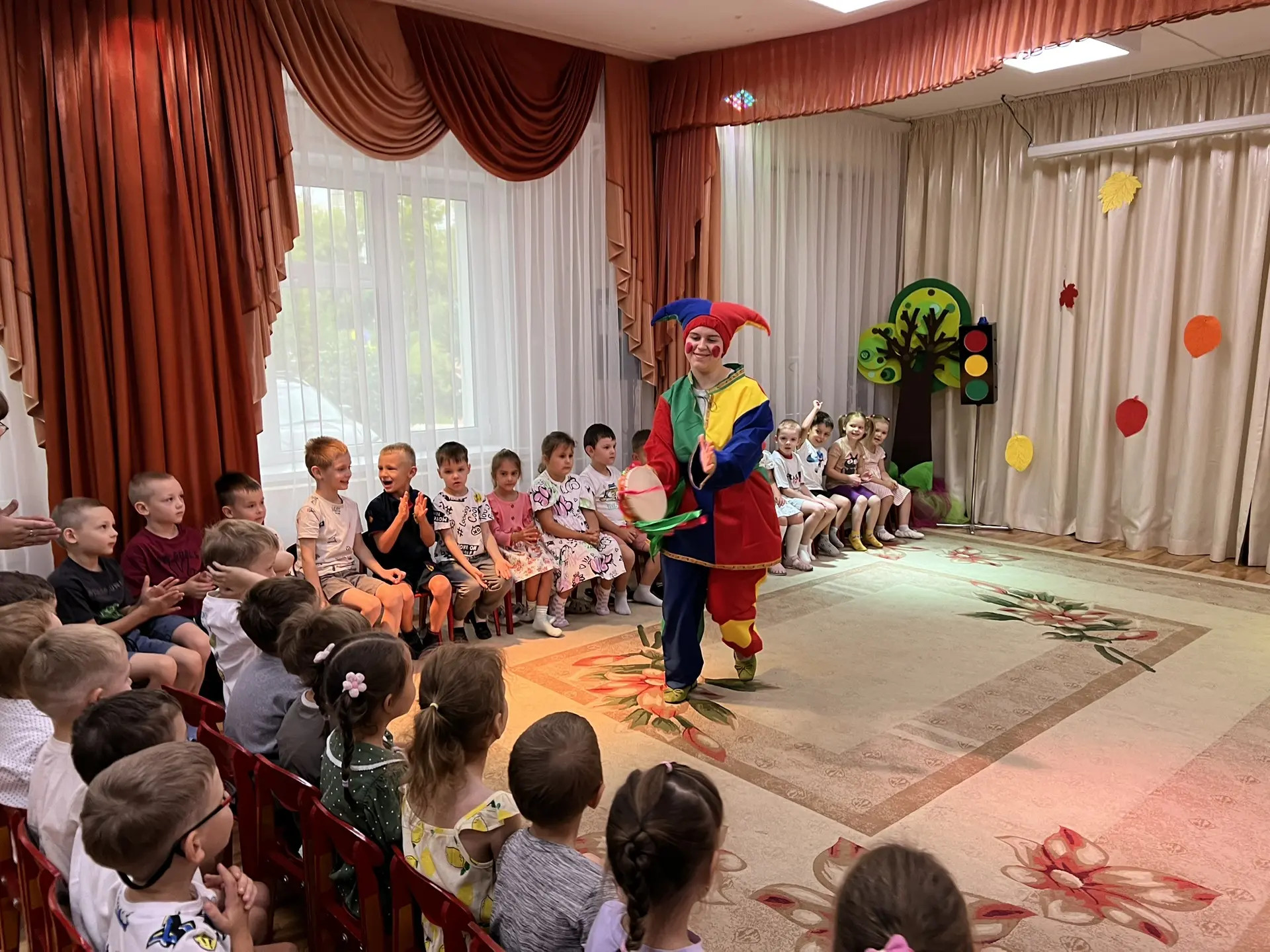 Скоморох в гостях у дошколят! Игры, смех и польза! 🎭