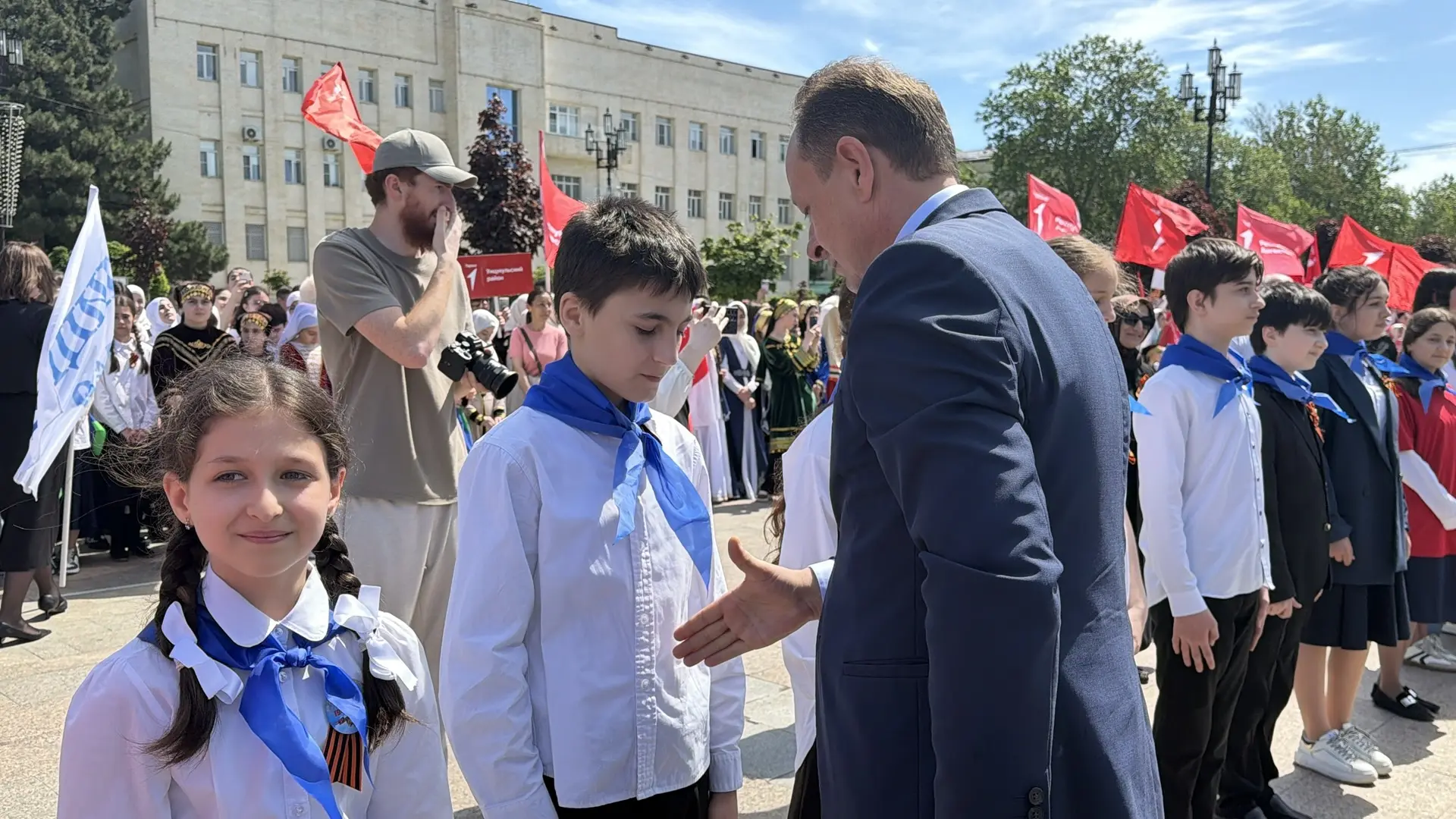В Махачкале прошёл торжественный «Парад наследников Победы» Движения Первых. Вместе с тысячами ребят