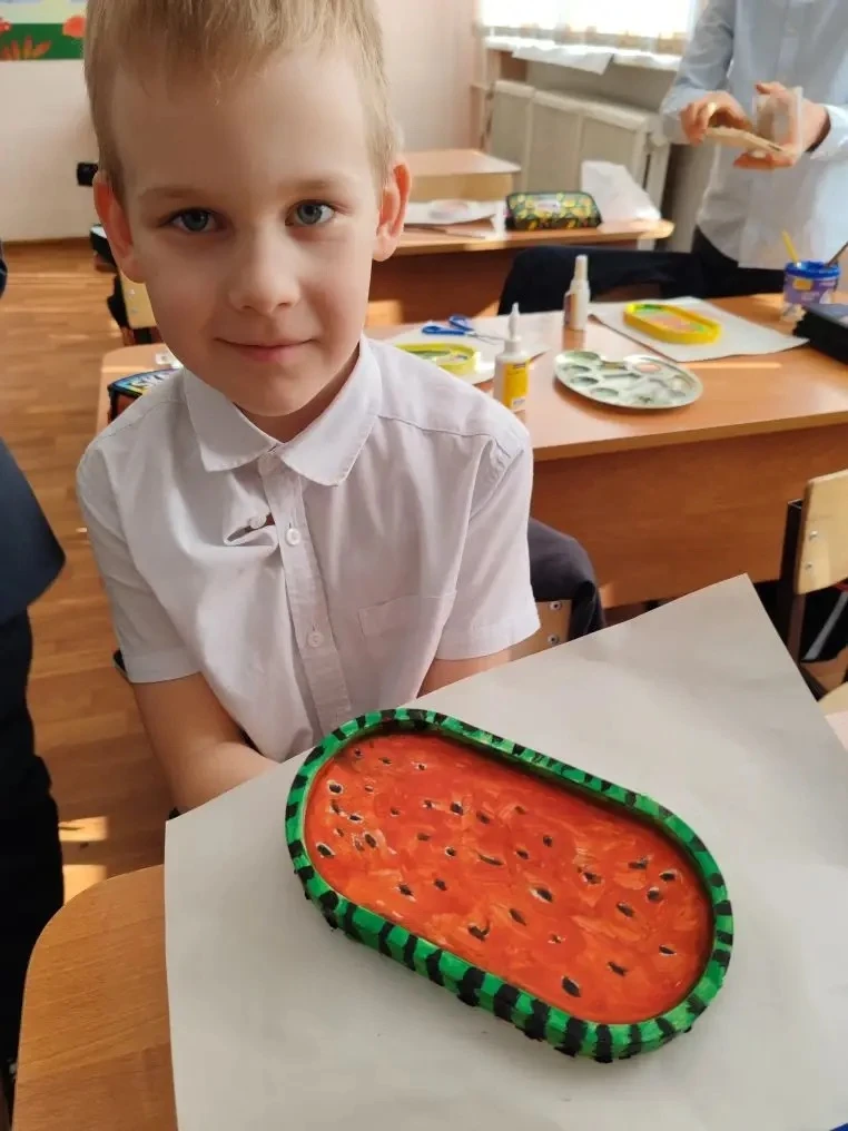 Маленькие шедевры для любимых мам! 🎨🌸  В преддверии самого весеннего праздника в 1 «В» классе кипела