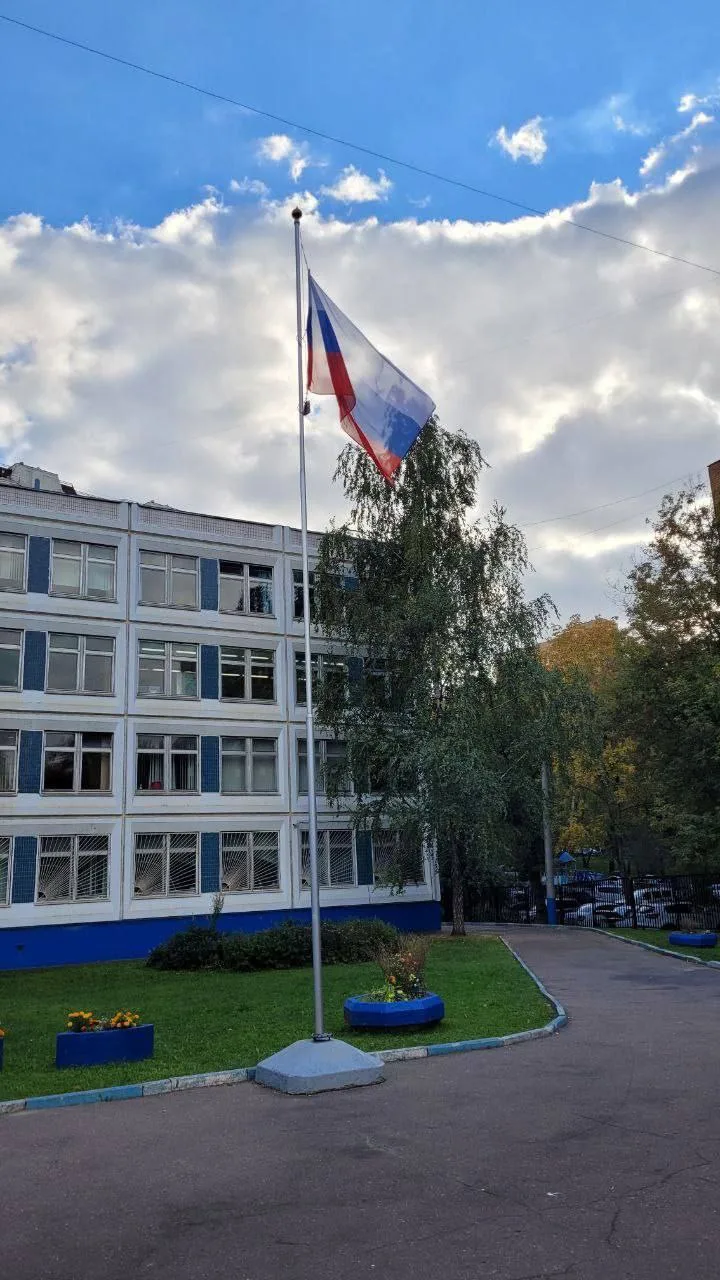 Торжественная церемония поднятия Государственного флага Российской Федерации - важная традиция Школы