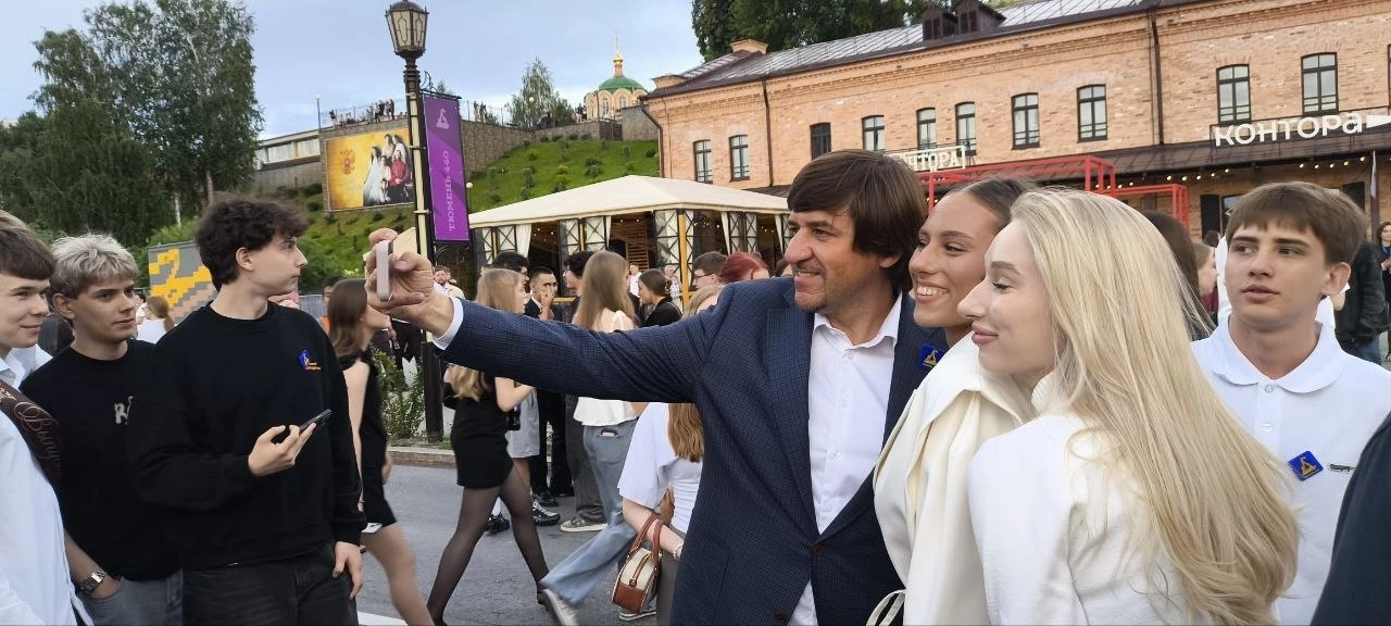 🤩 На тюменской набережной состоялся  общегородской «Выпускной на Туре», ставший ярким и запоминающи