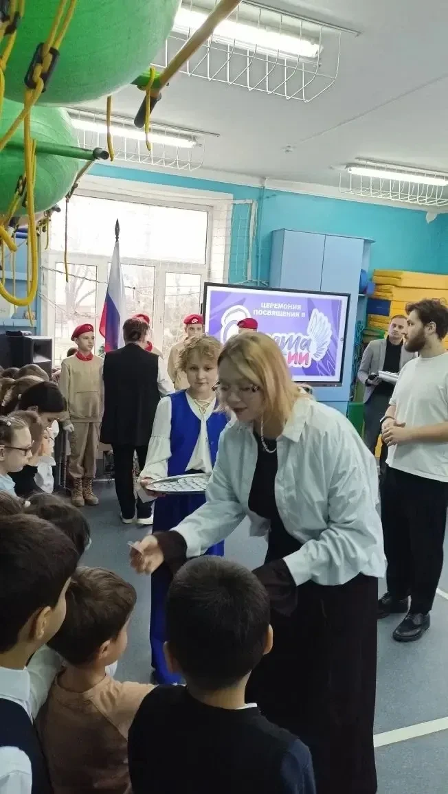 ПОЛЁТ НАЧИНАЕТСЯ! ✨ Первоклассники вступили в ряды «Орлят России»!  В нашей школе — особенный, трепе