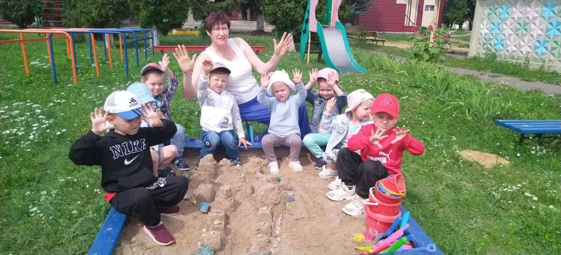В МБДОУ детский сад «Солнышко» с. Красное прошёл конкурс «Песочные истории», и средняя группа «Радуг