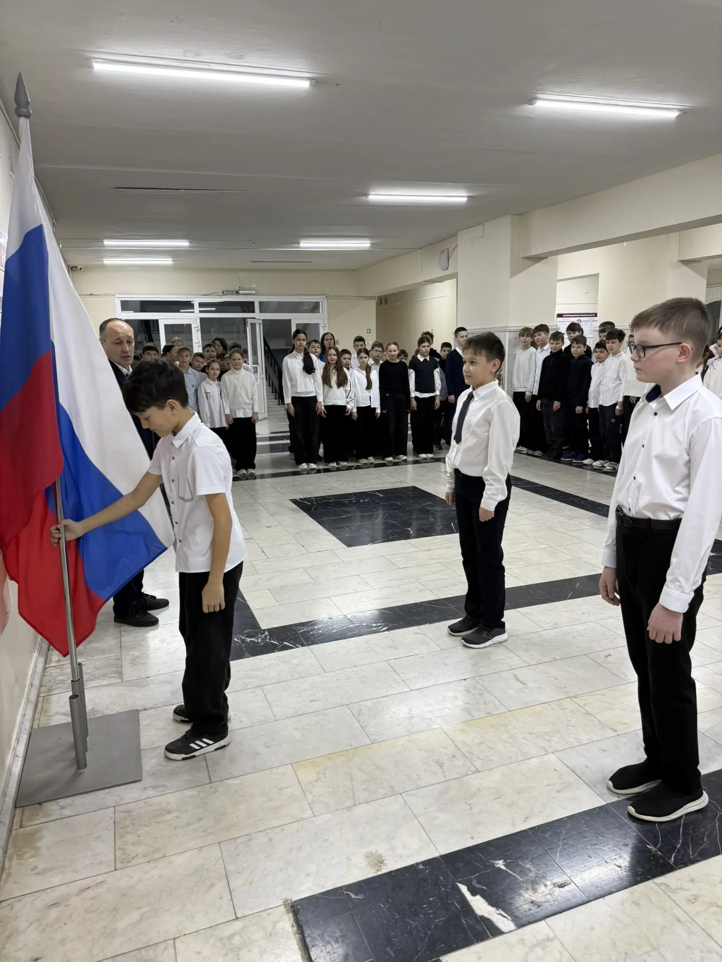 Утро понедельника.  Начало недели.  Февраль - символ чести, гордости и народного единства.