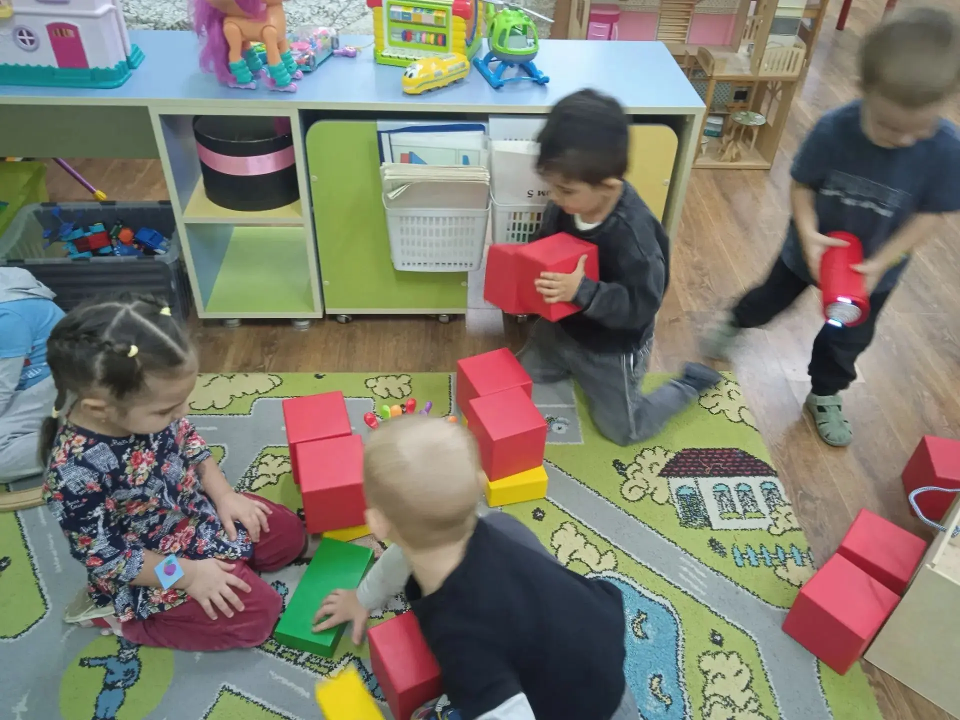 Сегодня в группу "Ягодки" в гости приходил Ёжик🤗 и привёл с собой друзей. Ребята как н...