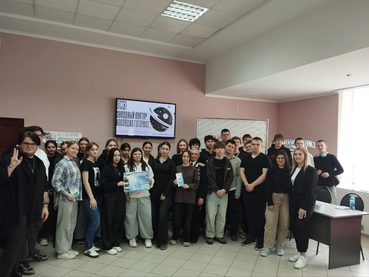 Студентки 4 курса физико-математического факультета Виктория Матвеева и Екатерина Панаи...