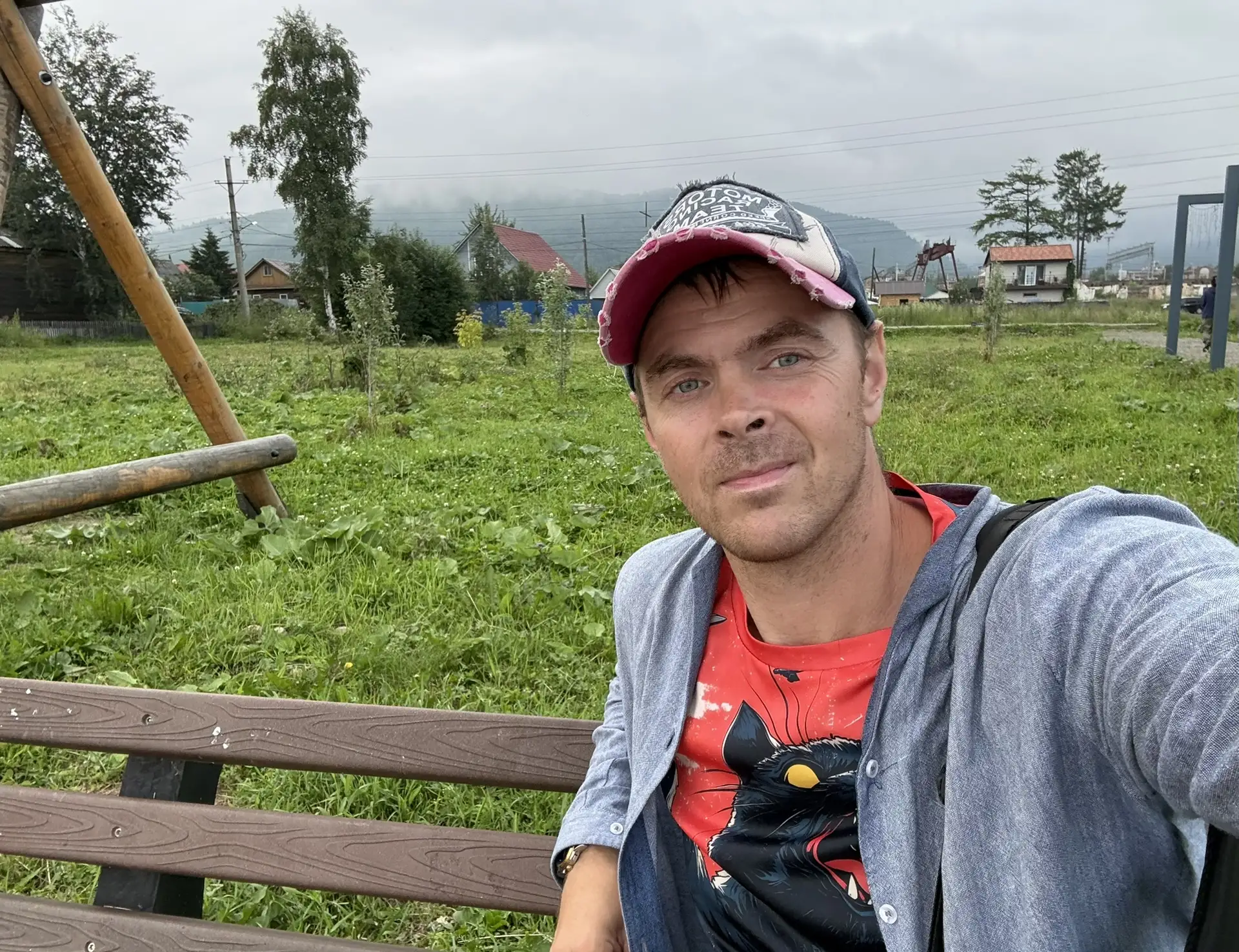 Остановились мы на южной стороне Байкала в поселке Слюдянка. Так выглядит это селение, ...