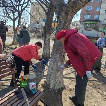 В Хасанском округе начинается пора субботников  В минувшие выходные  в Славянке сотрудники администр