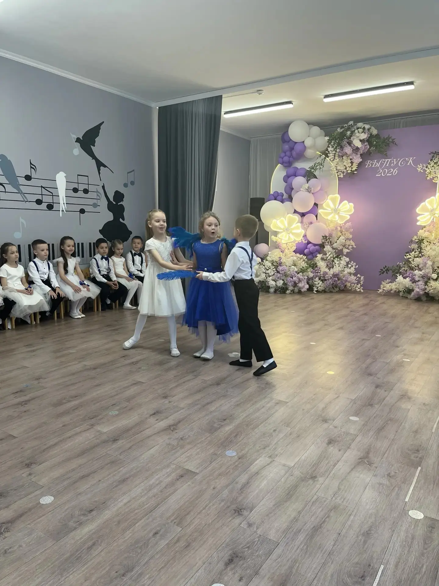 Мы помним, какими робкими они были на первых утренниках. А сегодня выпускники 10‑й груп...