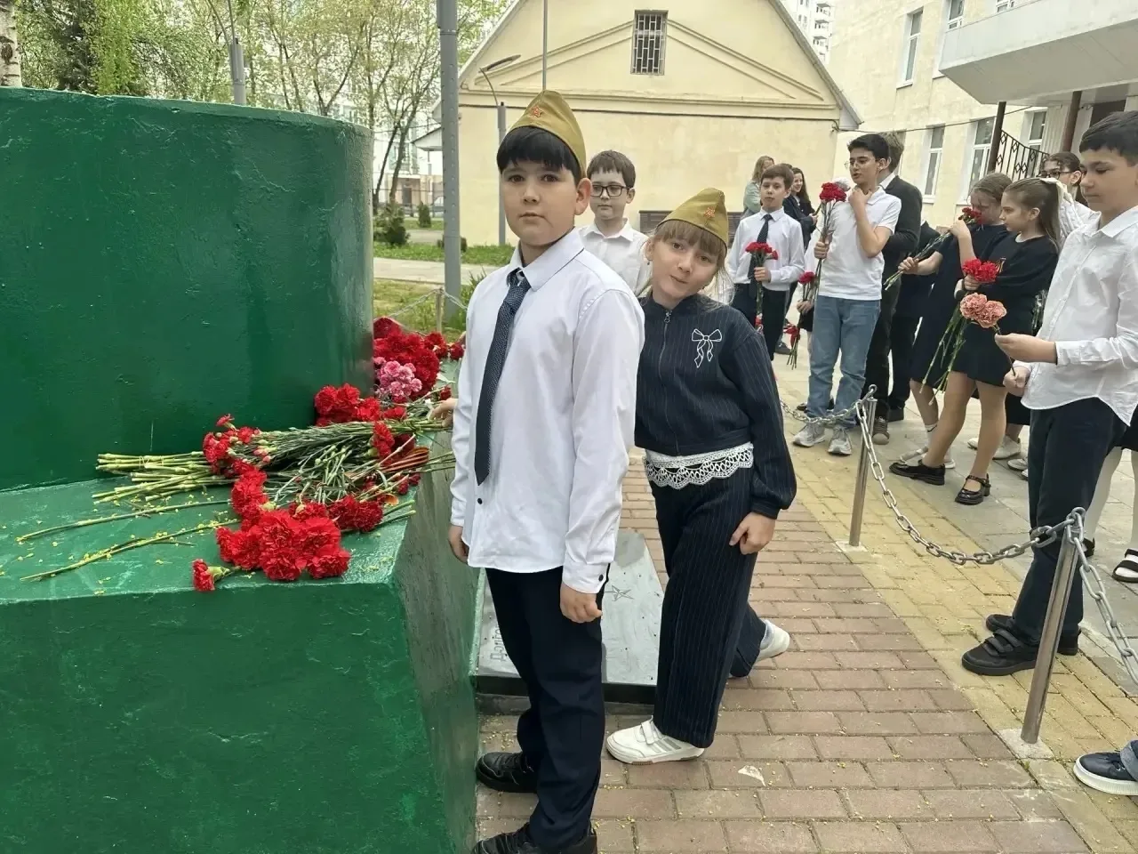 🕯️ 9 мая. День, который помнит каждое сердце.  📍Новаторов, 34к1  💫 8 мая в нашем корпусе прошли торж