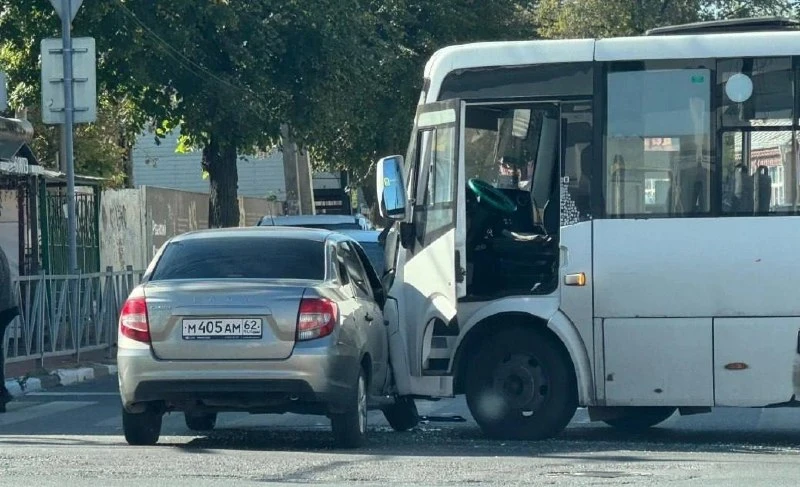 🚗 «Лада Гранта» врезалась в маршрутку в центре Рязани