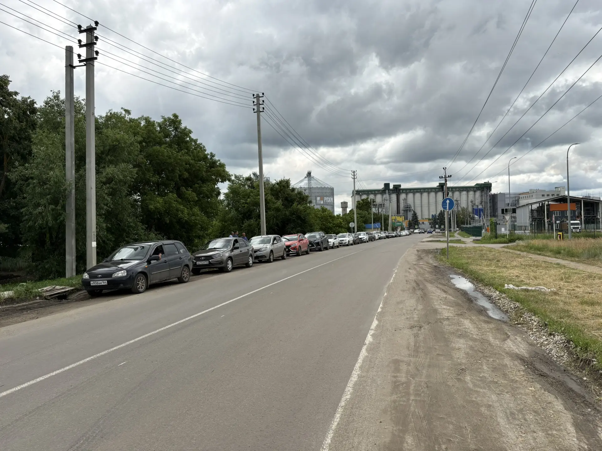 Аткарск прямо сейчас. 22 июня, 13.00. Автозаправка на Волгоградском проезде. Бензина нет. Сотни жела