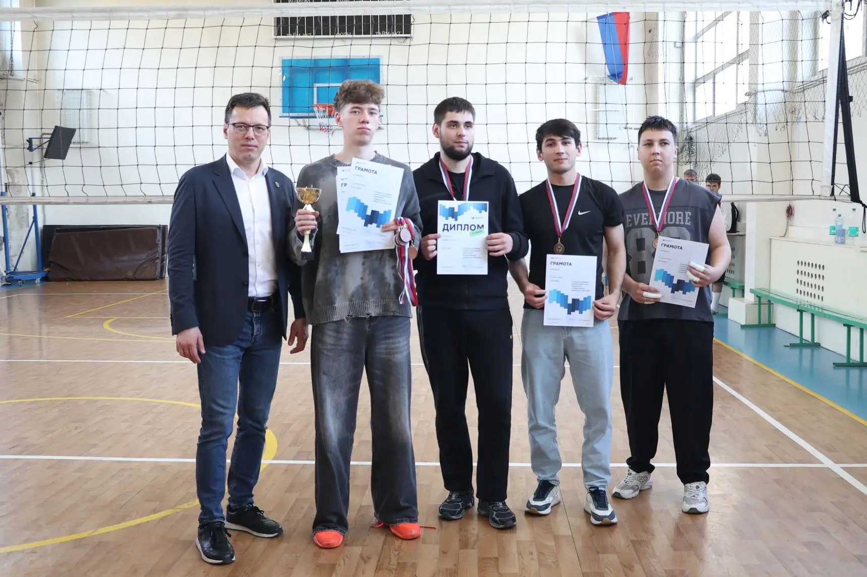 🏐 Кубок ректора СахГУ: подведены итоги турнира по волейболу!  На прошлой неделе мы узнали, какая ком