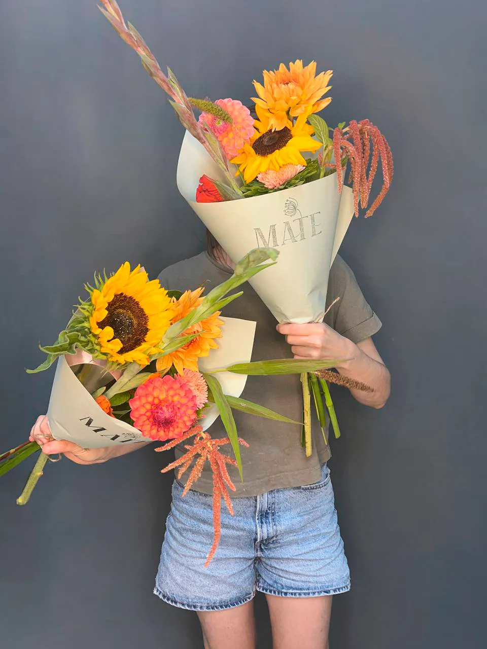 Собрали яркие букетики из цветов от местных фермеров 🌻