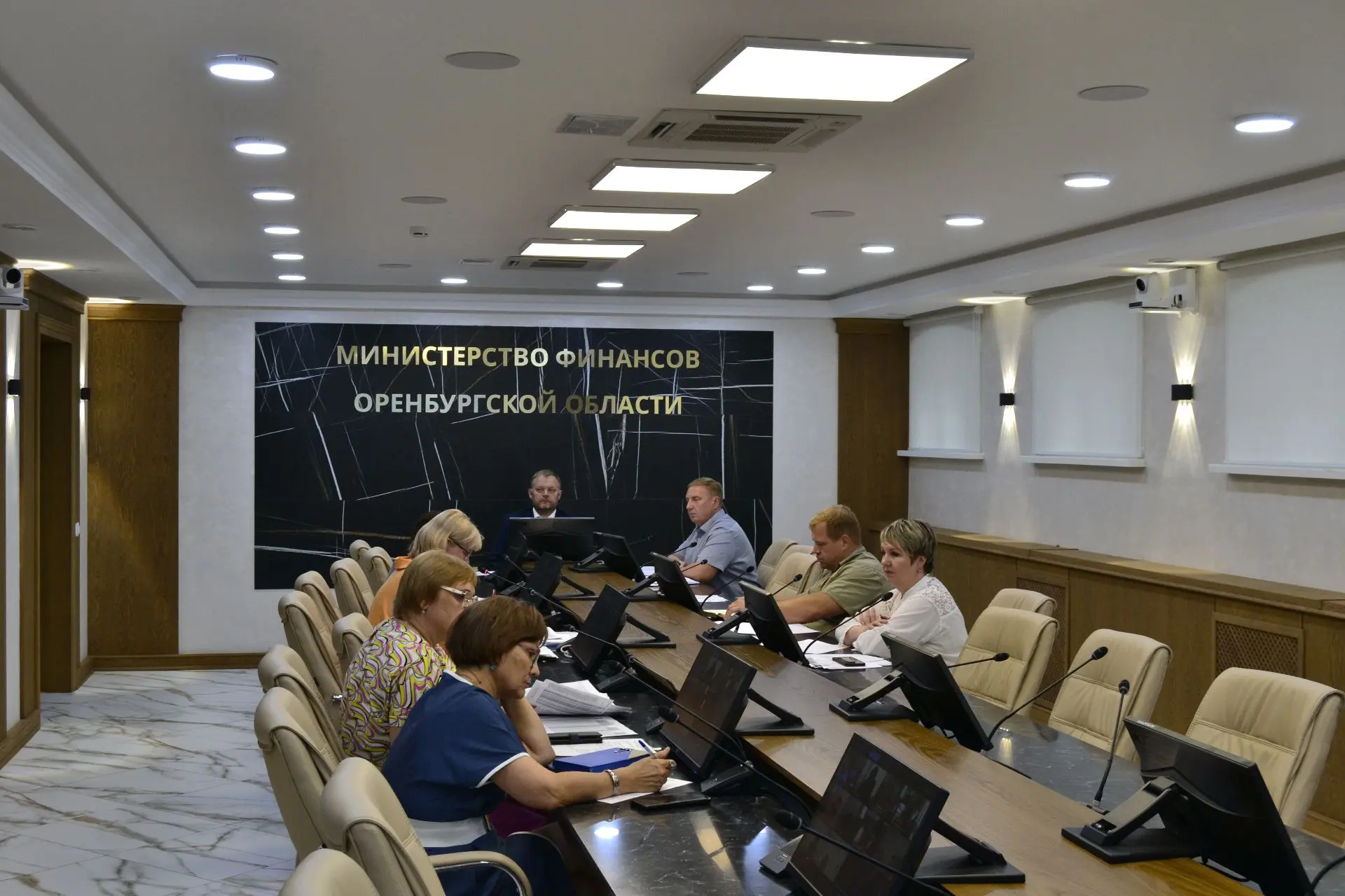 Сегодня министр финансов Оренбургской области Евгений Сеньчев провел встречу с руководителями финанс