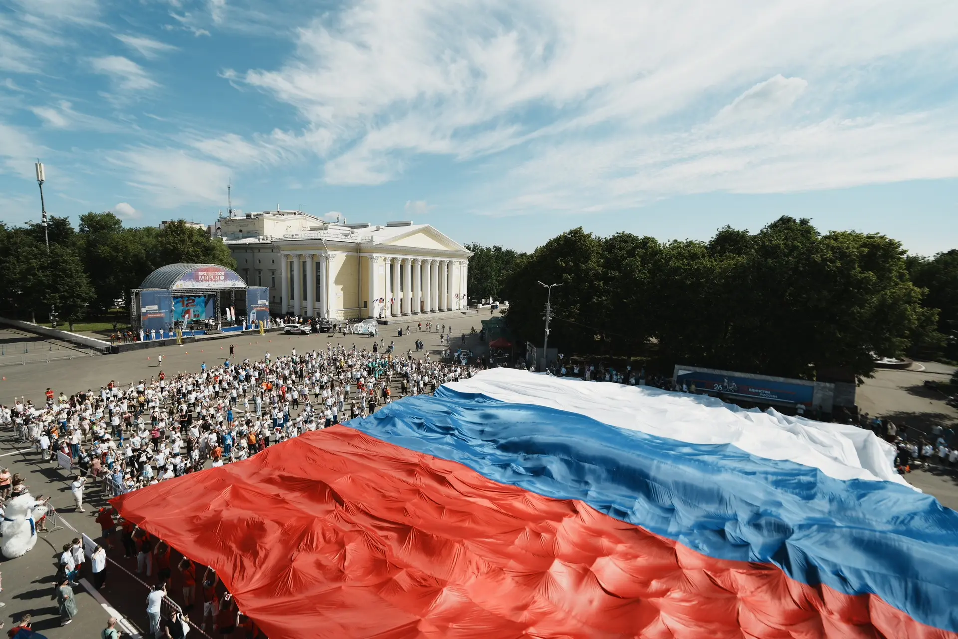🇷🇺 Рекордный триколор в Кирове!

В День России, Театральная площадь Кирова стала местом проведения