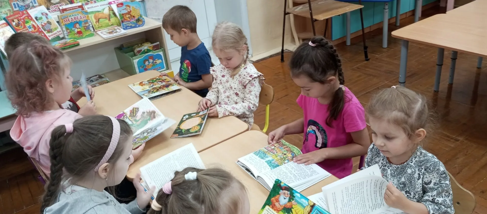 🎉 Книжная неделя в группе «Родничок» подошла к концу! 🎉

Наши ребята с огромным удовольствием расс