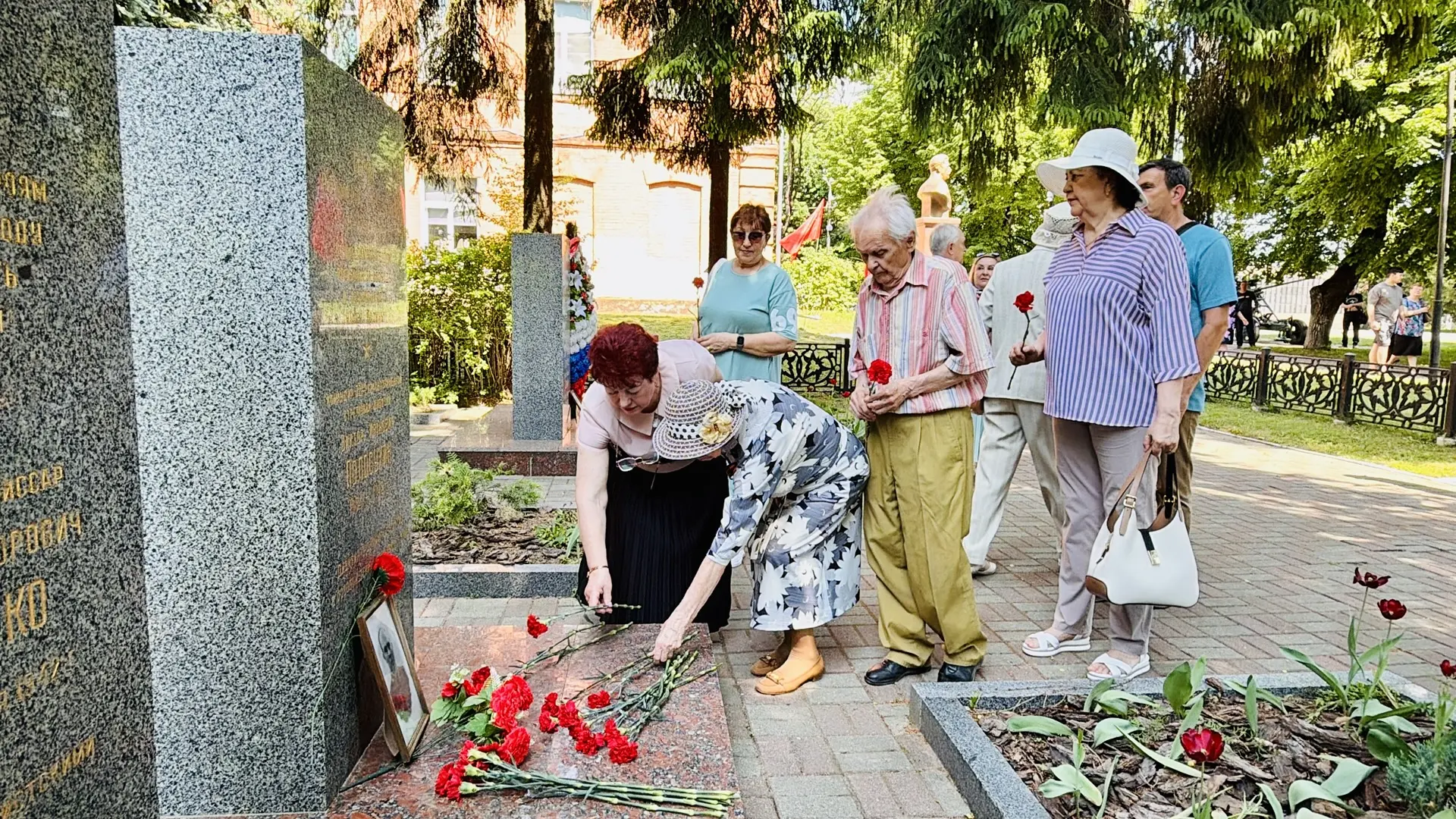 В юбилейный 795-й год Можайка в парке Победы у Вечного огня прошла традиционная Вахта памяти  Здесь 
