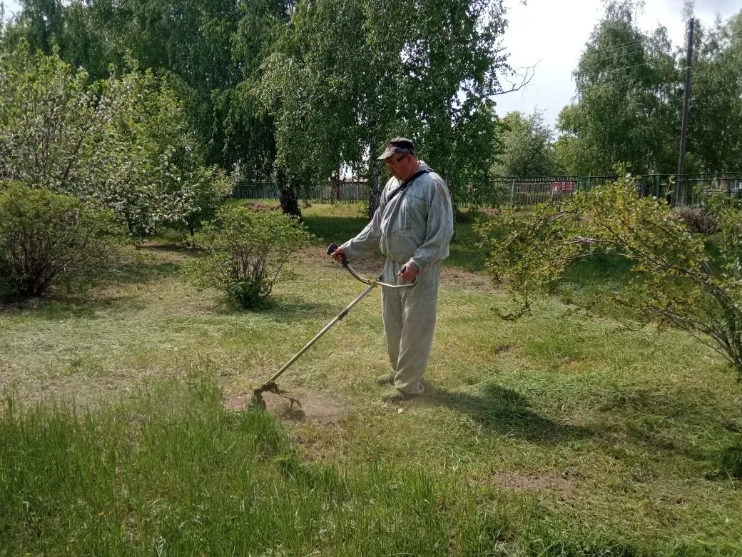 Рабочие Андрей Николаевич Исаев и Эдгар Александрович Миллер занимаются благоустройство...
