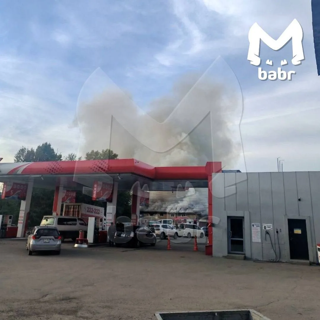 В Иркутске возле заправки загорелось административное здание — тушат 23 пожарных
