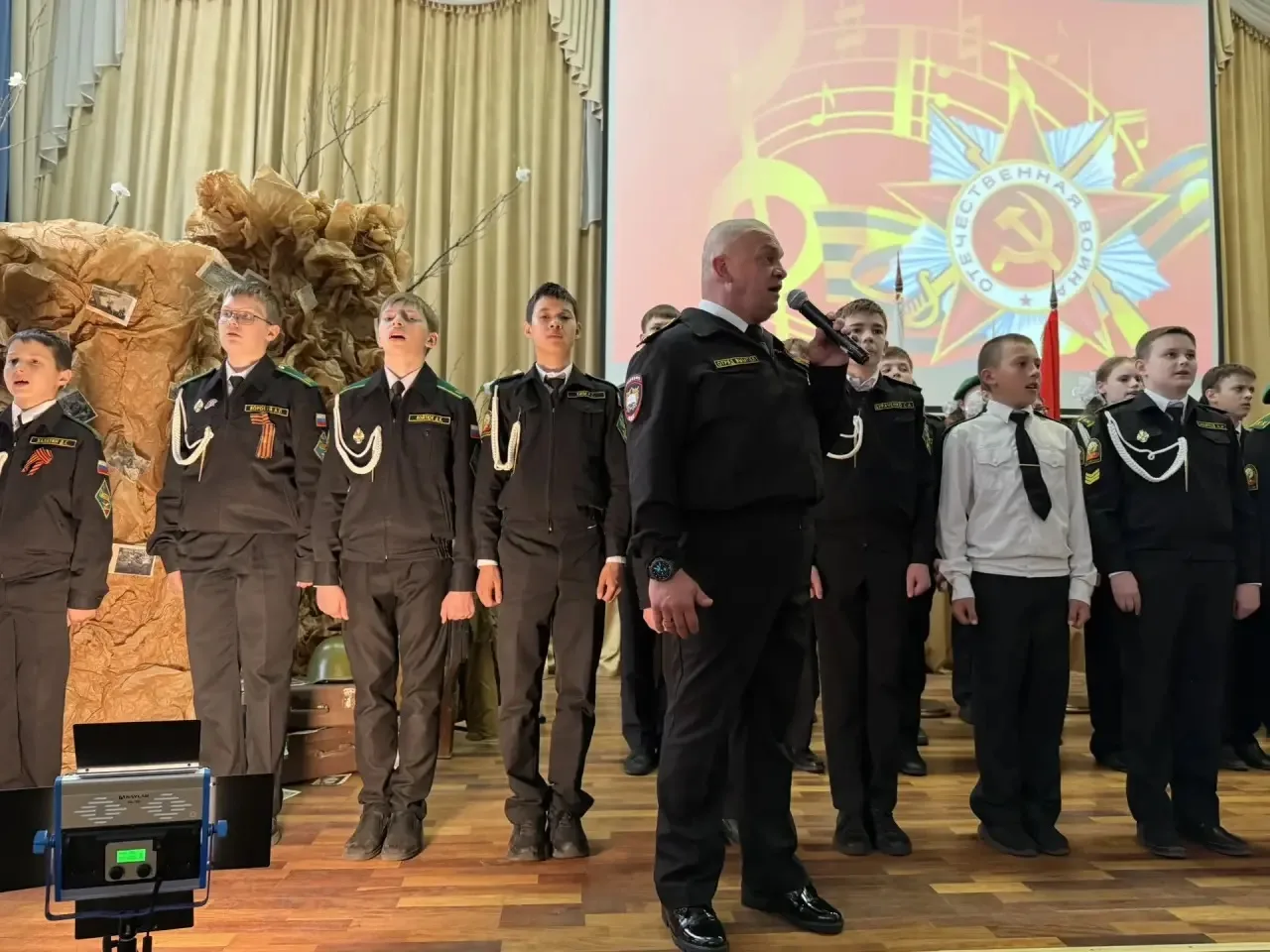 🕊 В преддверии Дня Победы в нашей школе прошёл памятный концерт. Ученики и учителя исполнили: •песни