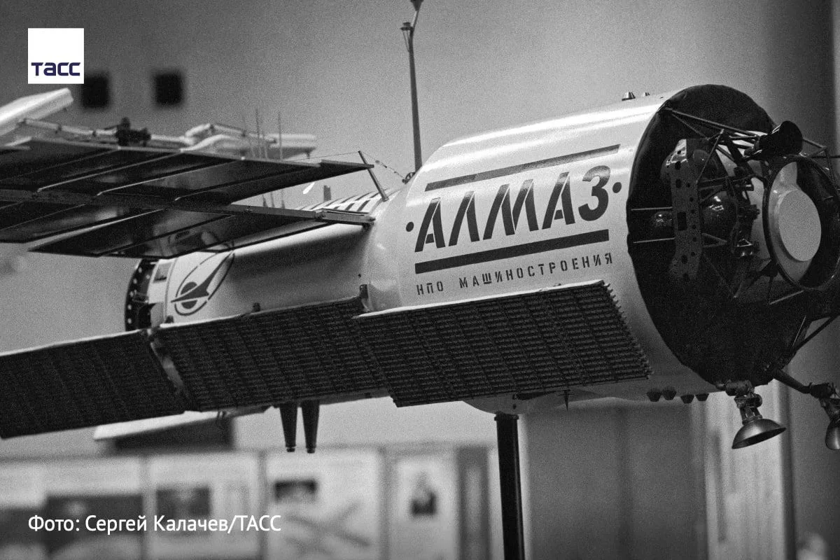 #заводские_хроники

Макет автоматической космической станции "Алмаз".

Москва, 1992 год.