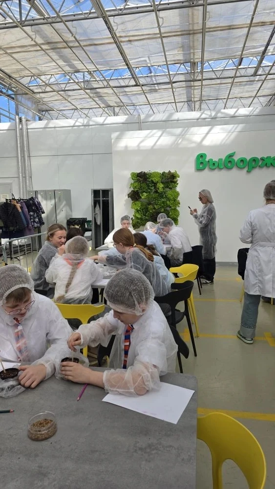 ✨ Экскурсия в агрофирму «Выборжец»: познаём секреты сельского хозяйства! ✨   🧑‍🌾👩‍🌾 9 апреля ученики