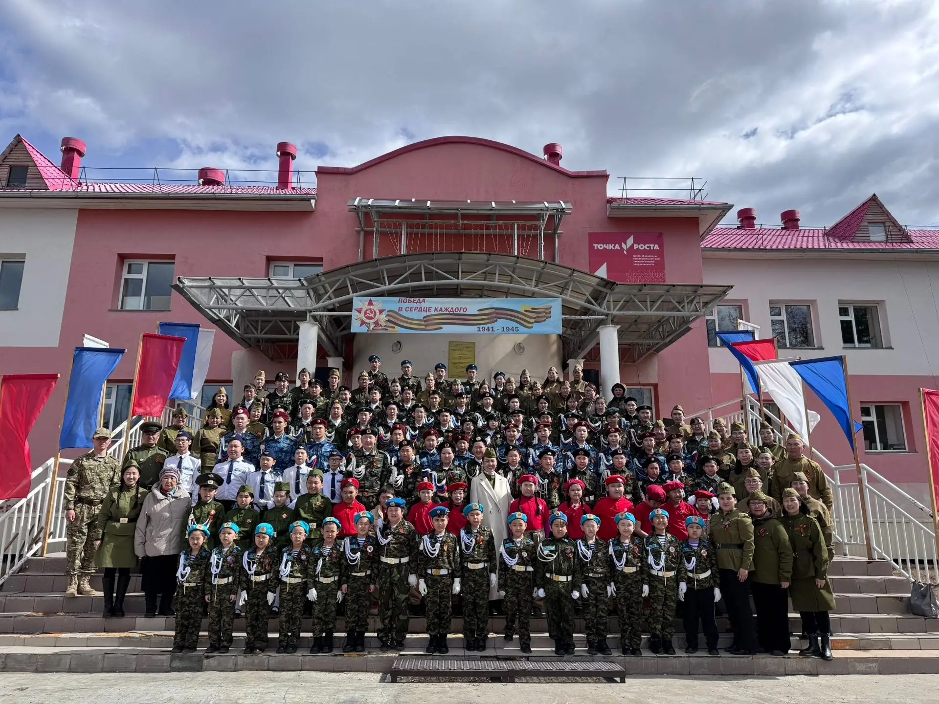 8 мая в нашей школе прошёл конкурс «Смотр песни и строя», посвящённый 81-й годовщине Победы в Велико